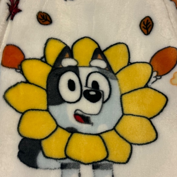 Bluey | NWT Bluey & Family Plush Fall Themed Throw Blanket - Picture 5 of 6